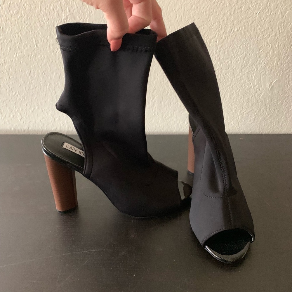 Black Leatherette Peep Toe- Back Cut Mid Heel NBW
